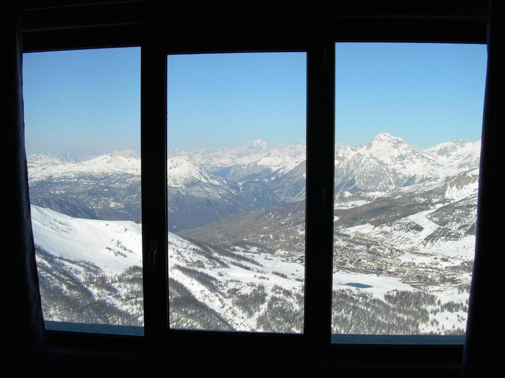 Tana Della Volpe Hotel Sestriere Exterior foto